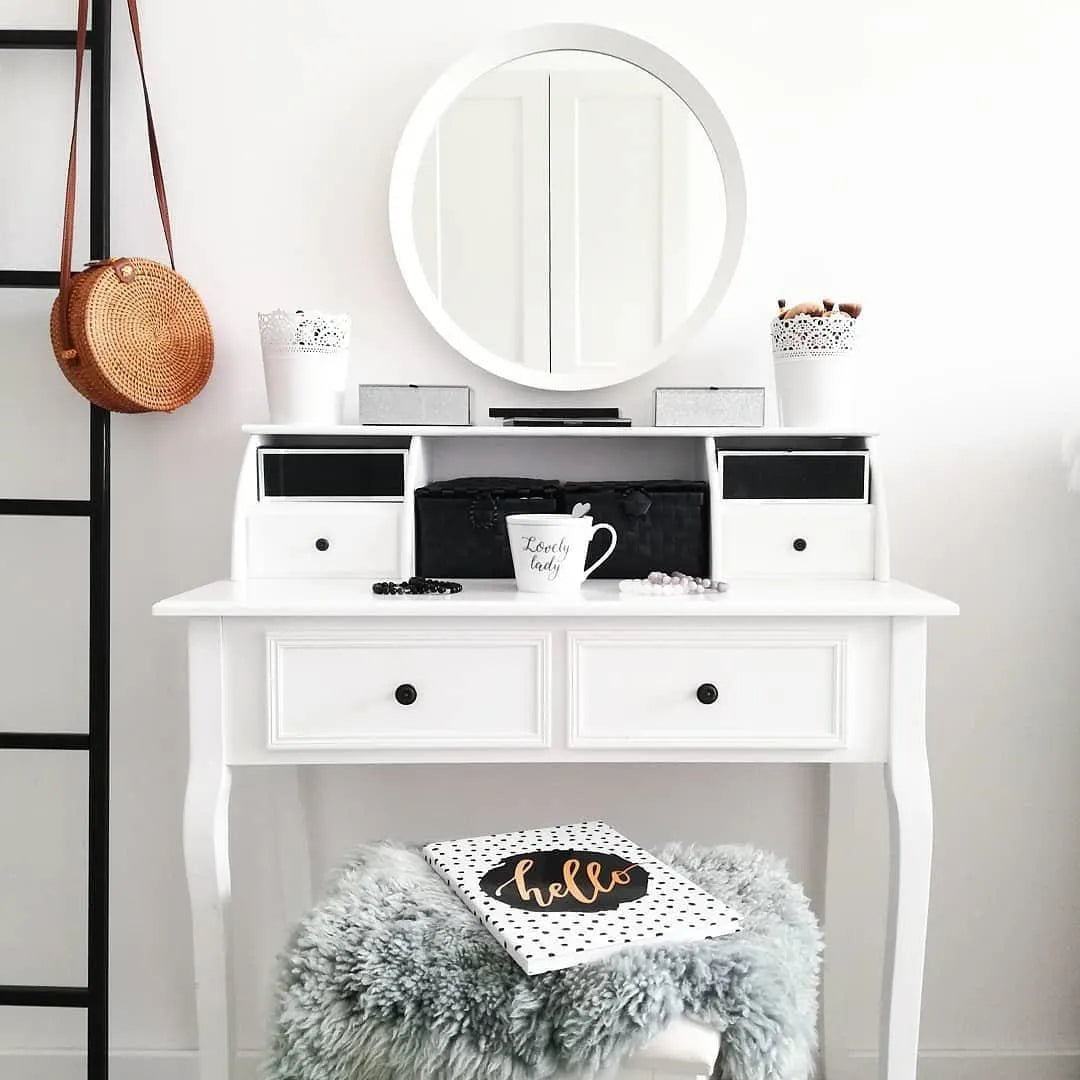 𝕃𝕚𝕧𝕚𝕟 ℂ𝕠𝕞𝕗𝕪™𝕍𝕚𝕕𝕒𝕩𝕃☁˚‘𝕤 Modern Vintage Vanity Table